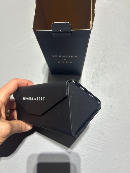 (NEW) Sephora x DIFF Indy Black Chunky Polarized Sunglasses with Hard Case main image 10